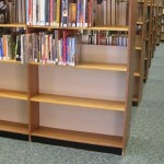Nieznany sprawca sika na książki w kanadyjskiej bibliotece
