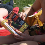 Mieszkanki Nowego Jorku czytają topless „Joyland” Stephena Kinga