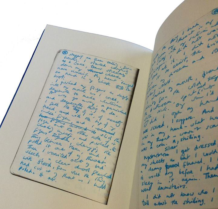 Skan dwóch stron z notatnika, w którym Gaiman zapisywał swoją powieść