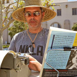 Artysta Tim Youd przepisuje „Listonosza” Bukowskiego na jednej kartce papieru