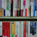 Młodzi Japończycy czytają tradycyjne książki. Starsi preferują e-booki