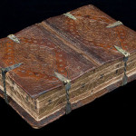 Średniowieczna książka otwierana na sześć różnych sposobów