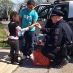 Amerykańscy policjanci rozdają dzieciom książki