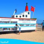 Drewniany statek z książkami przyciąga uwagę wczasowiczów na plaży w Maroku