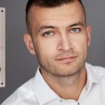 Książki, które obchodzą – wywiad z Jakubem Małeckim