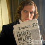 Pierwsze zdjęcia Dana Stevensa w roli Charlesa Dickensa z filmu opowiadającego o powstaniu „Opowieści wigilijnej”
