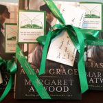 Kanadyjczycy odnajdują w całym kraju egzemplarze powieści „Grace i Grace” Margaret Atwood z listem od autorki