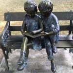 USA: nieznany sprawca ukradł dzieciom z posągu książkę