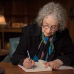 Margaret Atwood pisze kontynuację „Opowieści podręcznej”!
