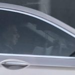 Australia: kierowca BMW przyłapany na czytaniu książki podczas jazdy autostradą