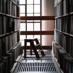 Polscy więźniowie poprawiają statystyki czytelnictwa. Biblioteki to jedne z najczęściej odwiedzanych miejsc w aresztach, po książki sięga do 80% skazanych