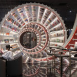 Ogromny spiralny regał centralnym elementem nowej chińskiej księgarni