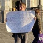 Rosja: mężczyzna aresztowany za transparent ze słowami Lwa Tołstoja