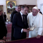 Prezydent Francji podarował papieżowi rzadkie wydanie książki Kanta. Czy egzemplarz jest polską stratą wojenną? Ministerstwo Kultury dementuje