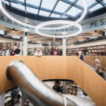Nowa gdyńska biblioteka ma świetlik ozdobiony słowami Olgi Tokarczuk i wielką zjeżdżalnię dla czytelników w każdym wieku