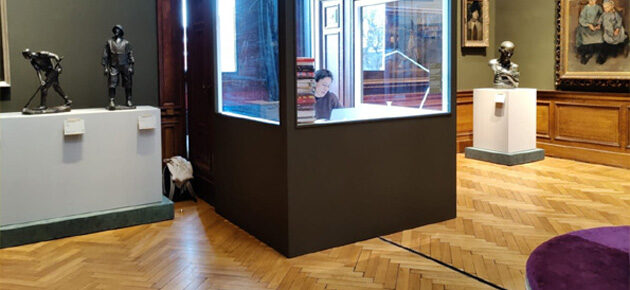 Pisanie książki jako performance? W belgijskim muzeum można oglądać autorkę pracującą nad książką