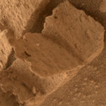 Łazik Curiosity odkrył na Marsie niewielką kamienną księgę. Jak wytłumaczyć to zjawisko?