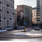 W Warszawie odsłonięto mural ze Zbigniewem Herbertem i „Przesłaniem Pana Cogito”
