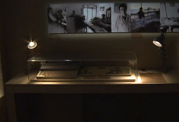 Maszyna do pisania i klawiatura, jakich pisarz używał pracując nad swoimi powieściami.