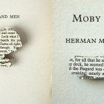 Drewniane broszki z fragmentami klasycznych powieści