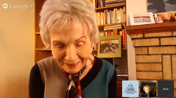 Alice Munro korzysta z nowych technologii, rozmawiając na wideo czacie z Margaret Atwood.