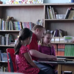 Niewidomy wolontariusz uczy dzieci czytać