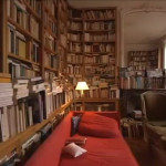 Patrick Modiano pokazuje swoje miejsce pracy i domową kolekcję książek