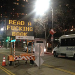 Zhakowano tablicę drogową w Los Angeles. Wyświetla napis: „Czytaj jebaną książkę”