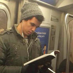 Fotografują przystojniaków czytających w nowojorskim metrze