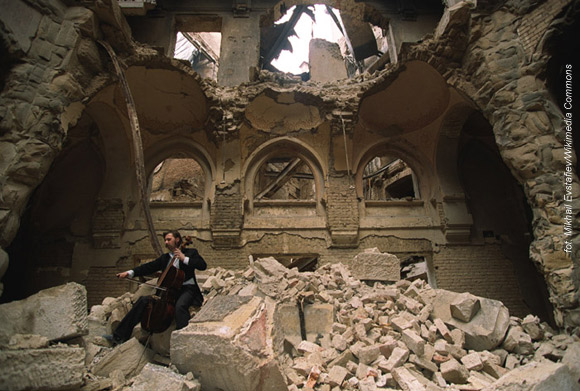 Vedran Smajlović gra na wiolonczeli w częściowo zburzonym budynku Biblioteki Narodowej w Sarajewie w 1992 roku.