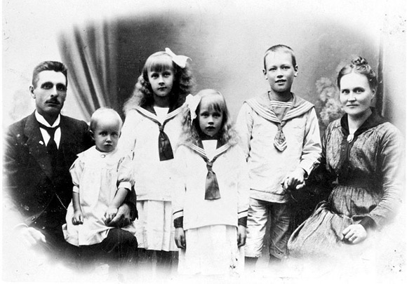 Astrid Lindgren (trzecia od lewej) z rodziną w młodości.