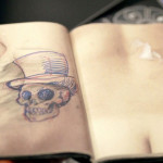 Książka imitująca ludzką skórę pomoże młodym tatuażystom zdobyć doświadczenie