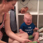 Ten 10-miesięczny chłopiec płacze za każdym razem, kiedy rodzice skończą czytać mu książkę