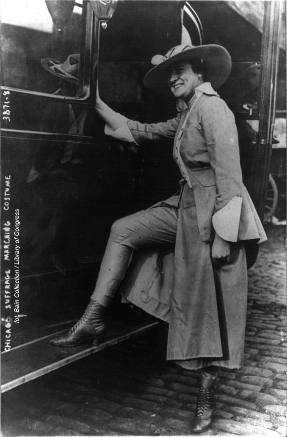 Amerykańska sufrażystka demonstruje obcisłe spodnie noszone pod spódnicą podczas parady w 1916 roku.