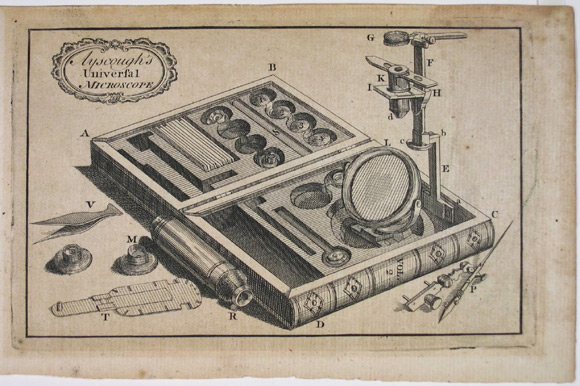 Wyprodukowany i sprzedawany przez Jamesa Ayscougha w połowie XVIII wieku uniwersalny mikroskop, który wraz z akcesoriami zapakowany był w drewniane pudełko wyglądające jak książka. Niestety instrumenty produkowane przez Anglika są obecnie bardzo rzadkie, nie wiadomo również o żadnym zachowanym do naszych czasów egzemplarzu mikroskopu. Jedynym śladem jego istnienia jest ilustracja i opis z periodyku "The Universal Magazine? z kwietnia 1753