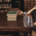 Hollywoodzka aktorka Dakota Johnson w bibliotecznej sesji dla magazynu „The Edit”