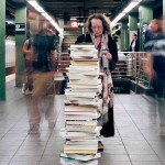 Tajemnicze stosy książek w Nowym Jorku, czyli jak pewien artysta podzielił się z obcymi ludźmi swoją biblioteczką