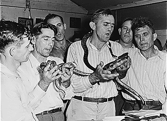 Trzymanie węży podczas nabożeństwa w Kentucky, 1946 rok.