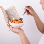 Singapurczyk zaprojektował podstawkę do jednoczesnego czytania i jedzenia