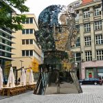 Ruchoma głowa Franza Kafki na ulicy Pragi