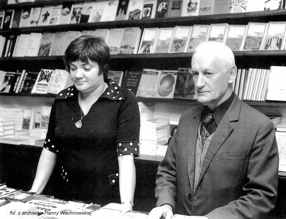 Księgarnia PIW-u przy ul. Foksal 17 w latach 70. XX wieku. Na zdjęciu Blanka Ciompała i Henryk Czerwiński.