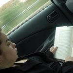 Jest ci niedobrze, gdy czytasz podczas jazdy? Twój mózg sądzi, że organizm został otruty!