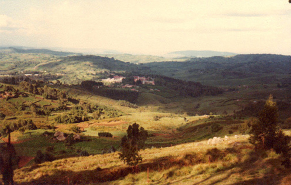 Żeńskie liceum położone w górach. To na zdjęciu nie znajduje się w Rwandzie, ale w sąsiedniej Republice Burundi.