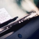 Amerykanin umieszcza karteczki z poezją i sentencjami na szybach samochodów, bo wierzy w potęgę słów