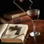 Bar oferuje koktajl alkoholowy z dodatkiem nalewki ze 100-letnich książek