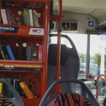 Przewoźnik z Hamburga zainstalował w swoich autobusach regały z książkami