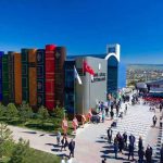 Nowa biblioteka uniwersytecka w Turcji przypomina półkę z książkami