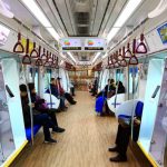 Biblioteczny pociąg na torach w Korei Południowej