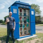 Fan „Doktora Who” zbudował mikrobibliotekę wyglądającą jak TARDIS