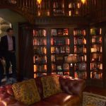 Dan Brown pokazał domową bibliotekę, w której trzyma wszystkie wydania swoich książek